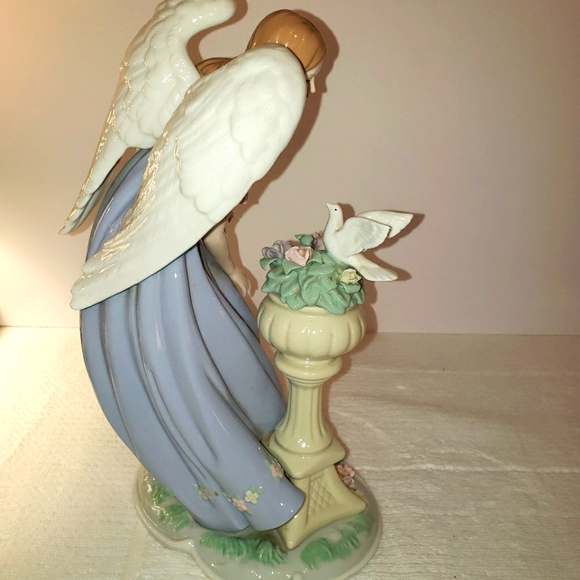 12" Porcelain Angel Hand-painted 2006 Holiday Collection Members Mark - Picture 9 of 13